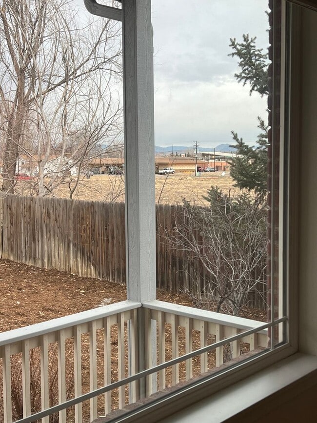 Building Photo - Gorgeous end unit townhome with one car garage and some mountain views!