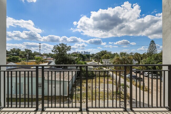 Building Photo - Luxurious 3 Bedroom Condo with Spacious La...