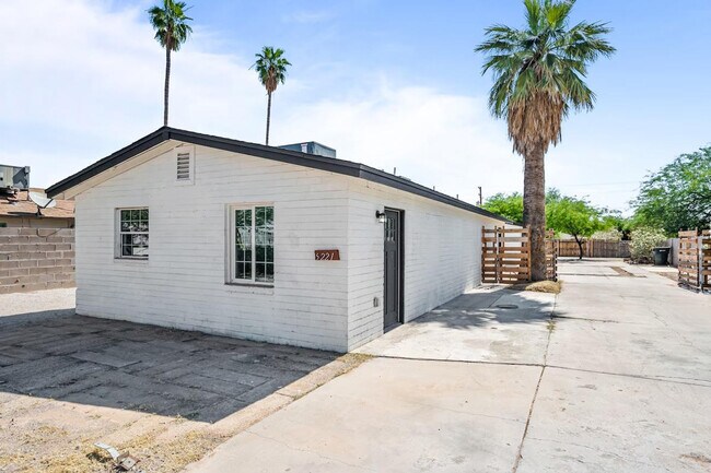 Building Photo - 2302 W Colter St