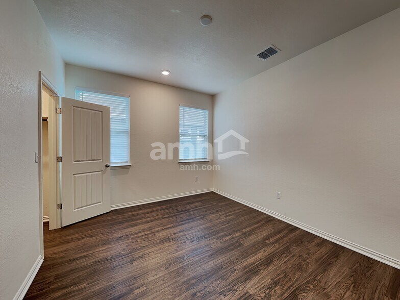Building Photo - 2715 Spencebrook