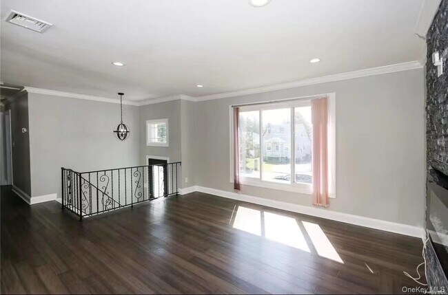 Building Photo - 335 Gillette St