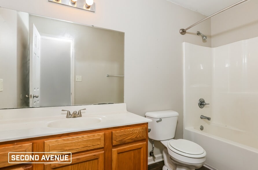 Building Photo - 209 Glenn Oak Dr
