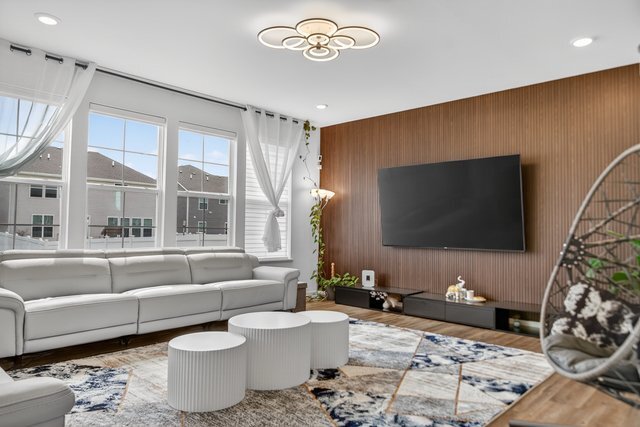 Building Photo - 395 S Pointe Ave