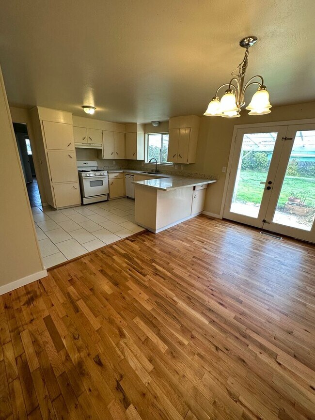 Building Photo - 3 Bedroom 2.5 Bathroom Hardwood Floors Fen...