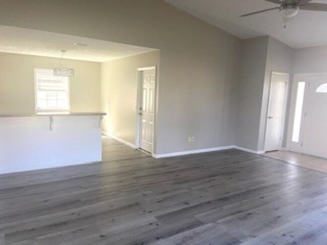 Building Photo - Beautiful home on quiet cul-de-sac! Very c...