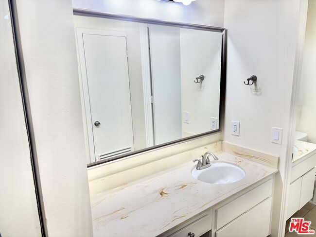 Building Photo - 6526 Ocean Crest Dr