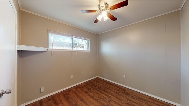 Building Photo - 204 Lynn Dr