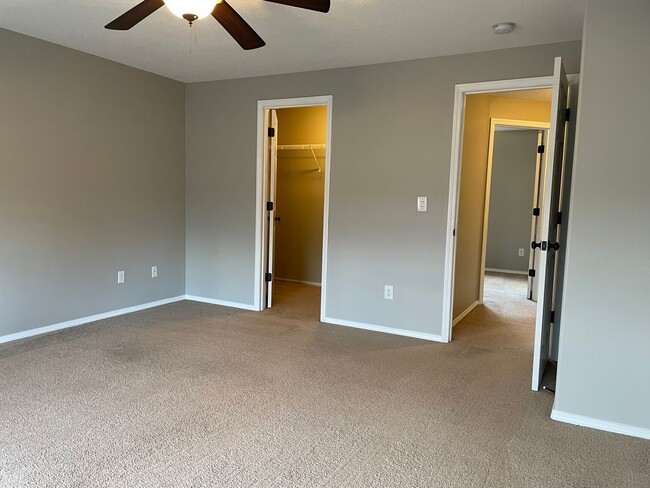 Building Photo - Spacious 5 Bedroom Home! Granite Counters! Pet friendly! Tons of Room for Entertaining!