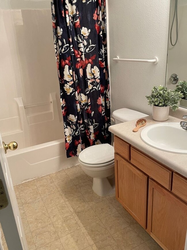 Building Photo - Townhome -2 bed 2.5 bath + bonus area