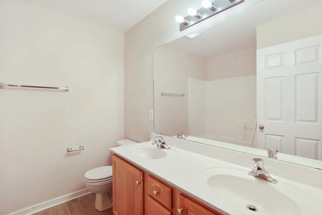 Building Photo - Well Appointed 4BR Home in Brentwood