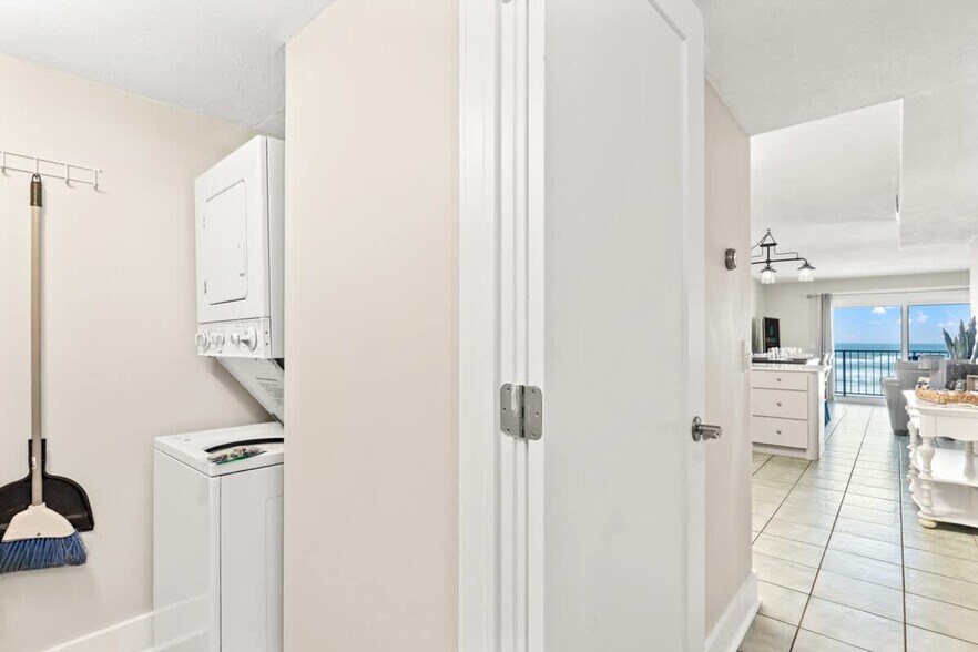 Building Photo - 8743 Thomas Dr