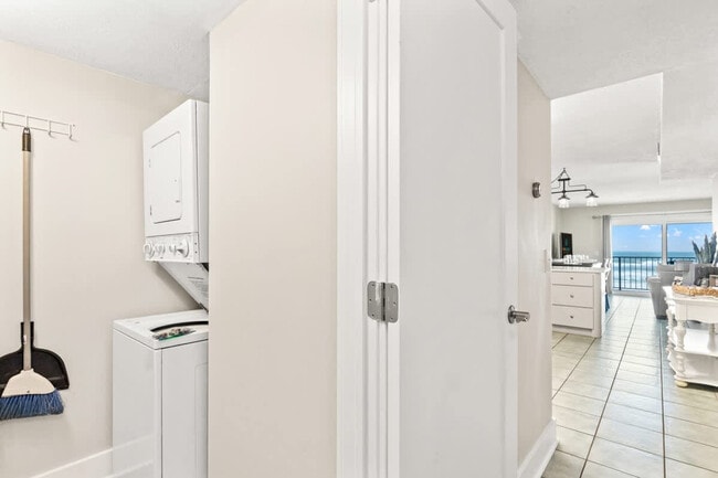 Building Photo - 8743 Thomas Dr