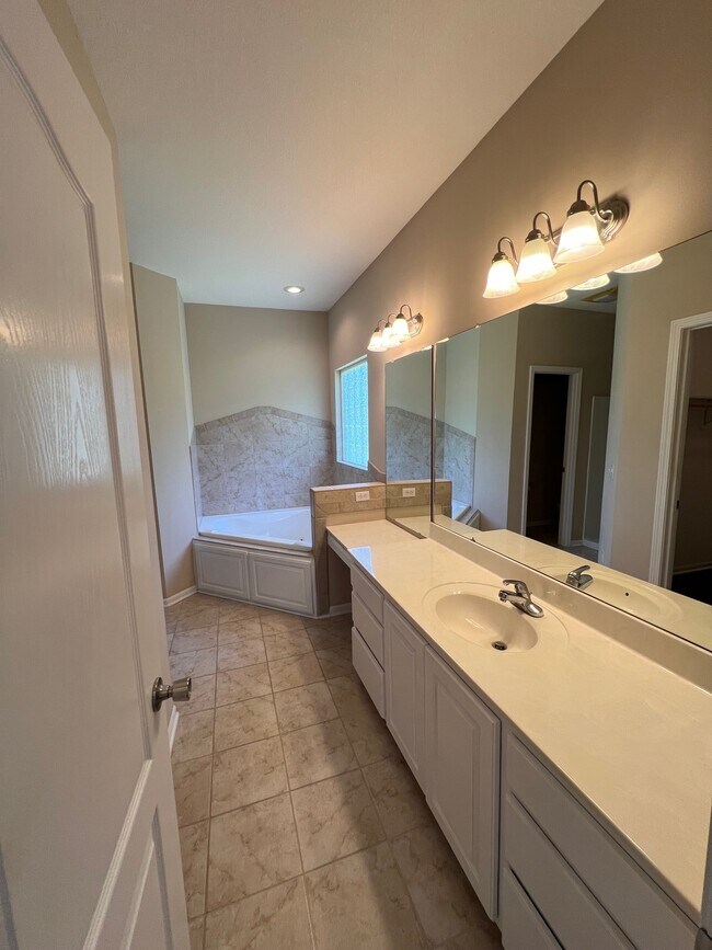 Building Photo - 1814 Villa Dr