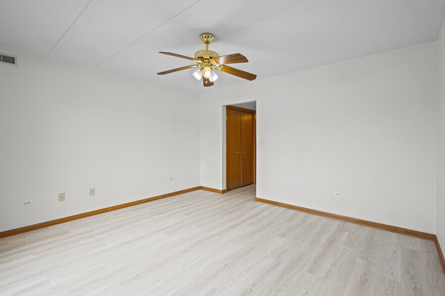 Primary bedroom - 5632 S Narragansett Ave