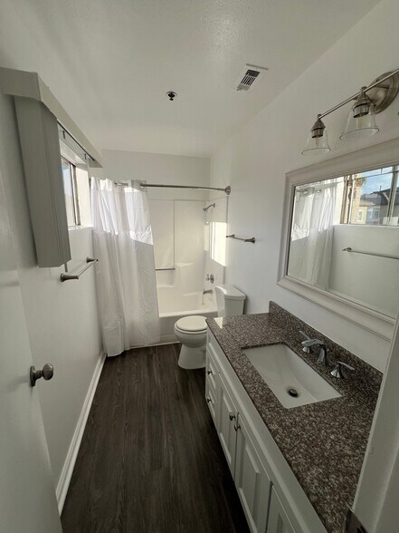 Building Photo - 5582 Crescent