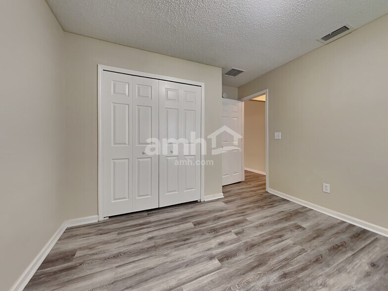 Building Photo - 14015 Fish Eagle Dr E