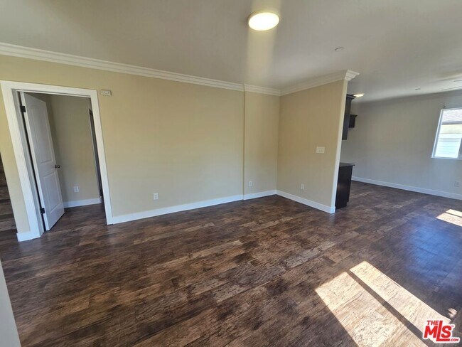 Building Photo - 1721 W 39th Pl