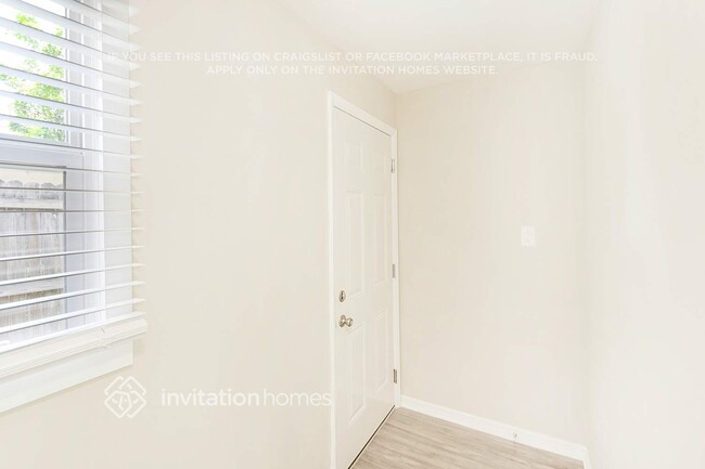 Building Photo - 9449 Park Lake Dr