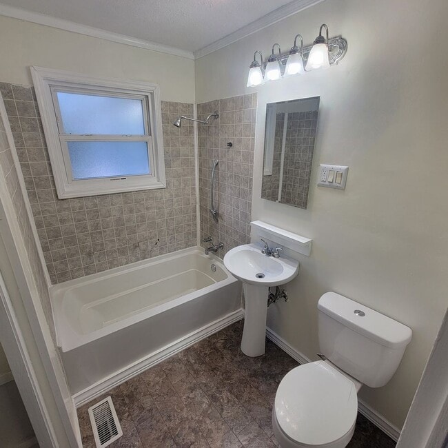 Building Photo - 3/1 Single Family Home- Cookeville City Li...