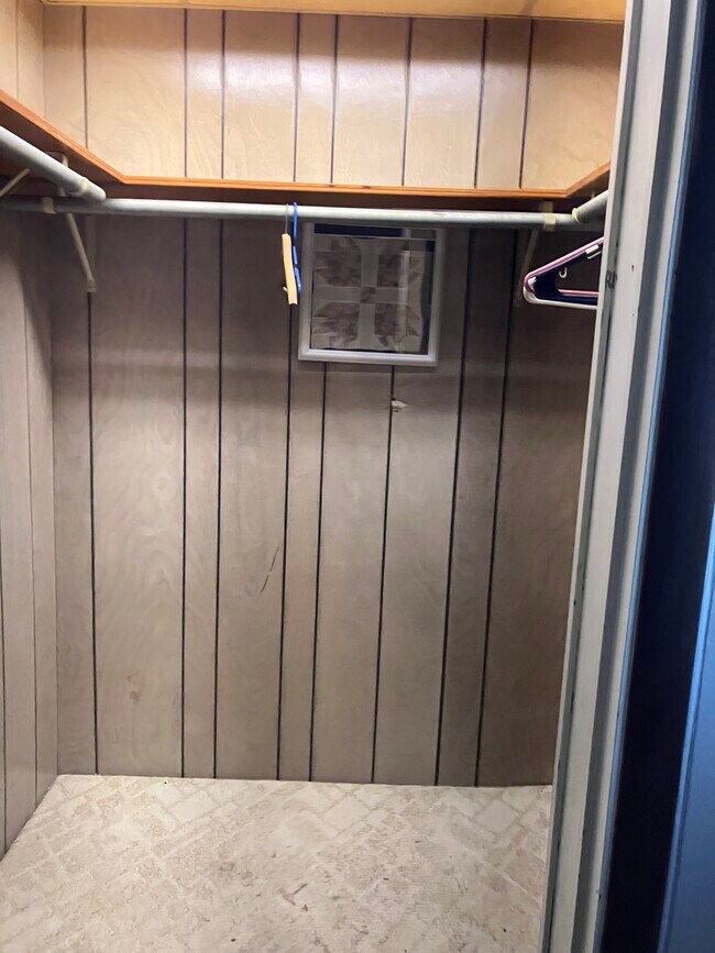 Building Photo - 517 11th Ave W