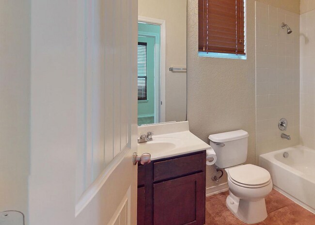 Building Photo - modern elegance and comfort