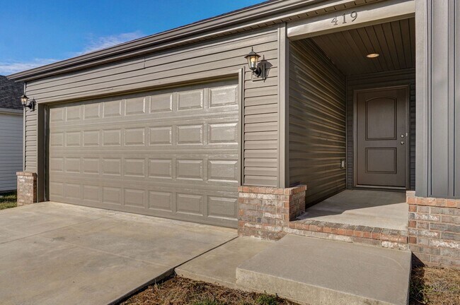 Building Photo - Modern 3 Bed / 2 Bath Home
