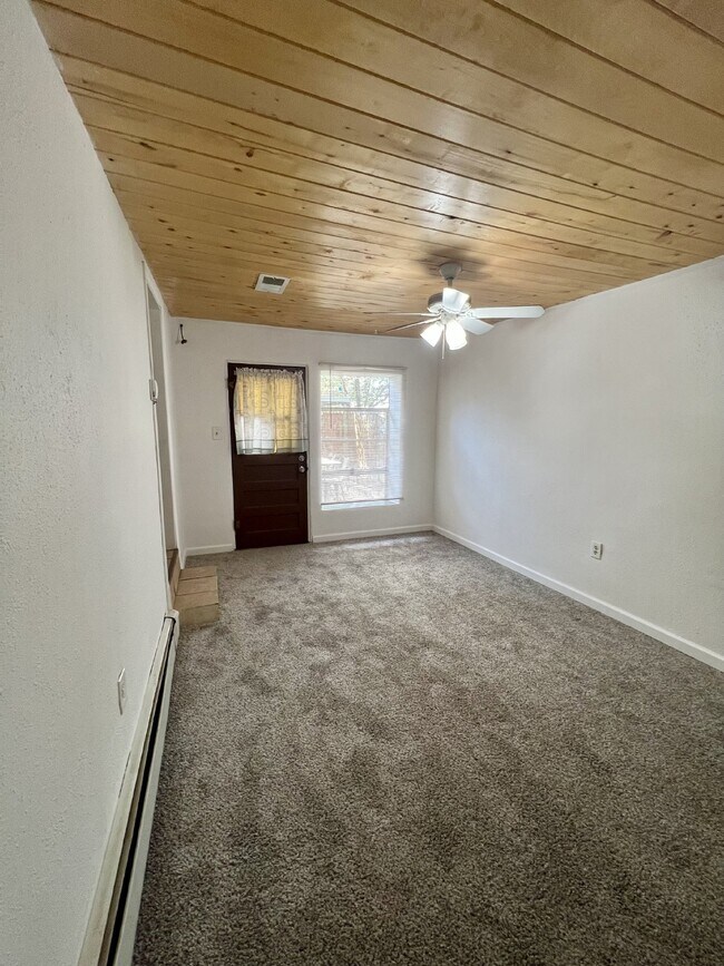 Building Photo - Location, Location, Location! Convenient to UNM campus and Nob Hill shops and restaurants!