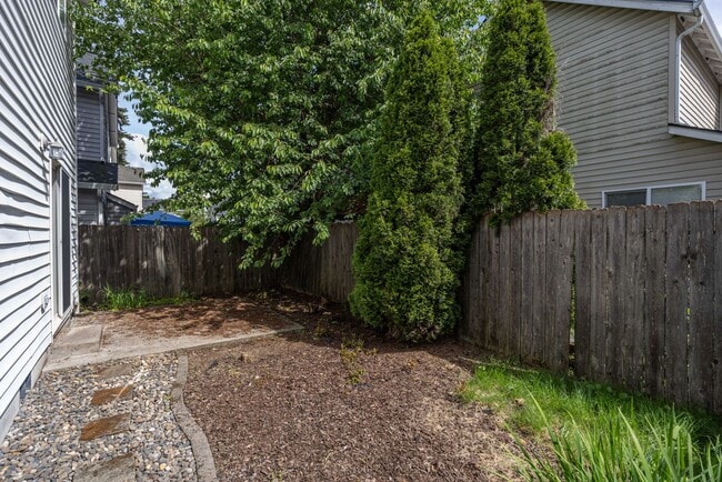 Building Photo - Three bedroom home in Orchards. - JUST UPDATED