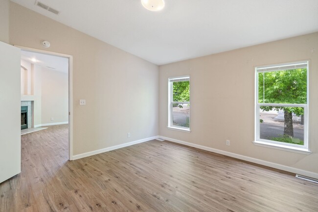 Building Photo - 3BR House Available in Pleasant Valley