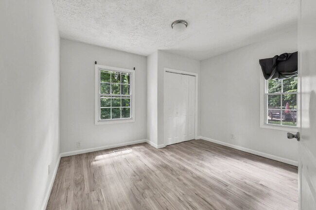 Building Photo - Charming 2-bed 1-bath home minutes from shopping, APSU, and dining.