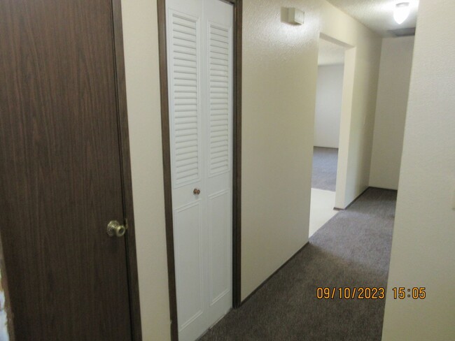 Building Photo - Spacious Triplex with washer/dryer