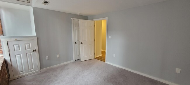 Building Photo - 470 Silver St