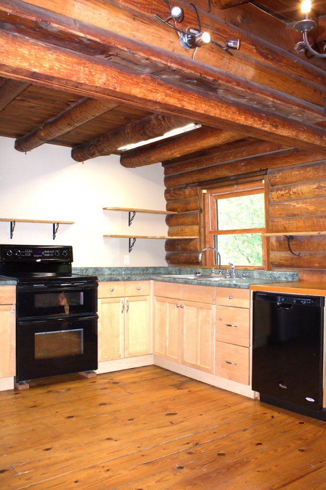 Building Photo - 3 Bedroom 2 bathroom with bonus room log cabin