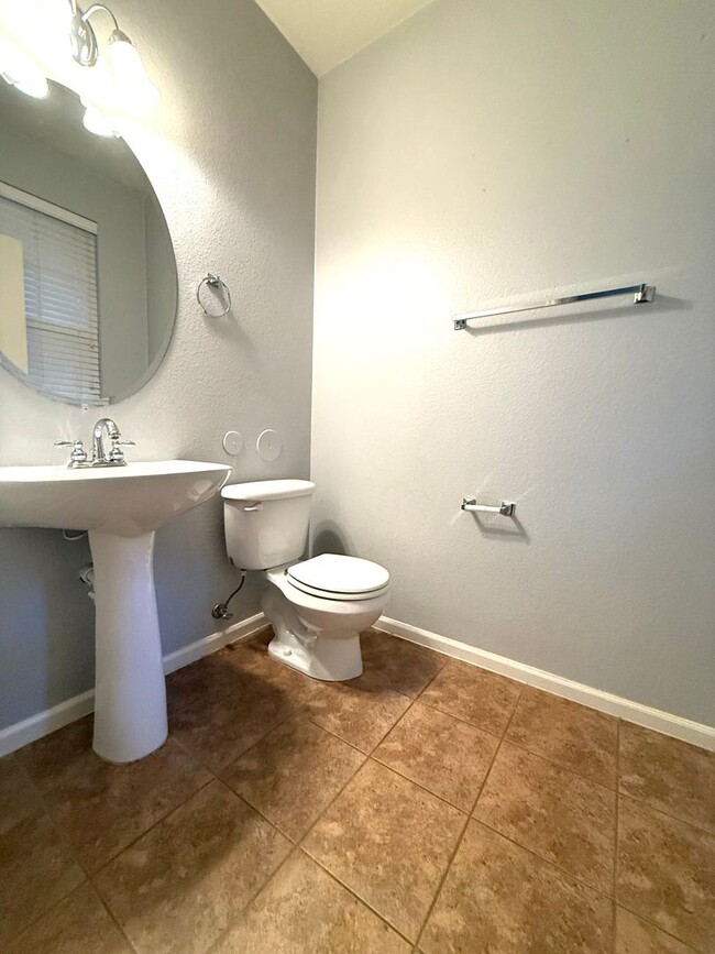 Building Photo - 2 bed/2.5 bath Townhome in Central Arvada ...