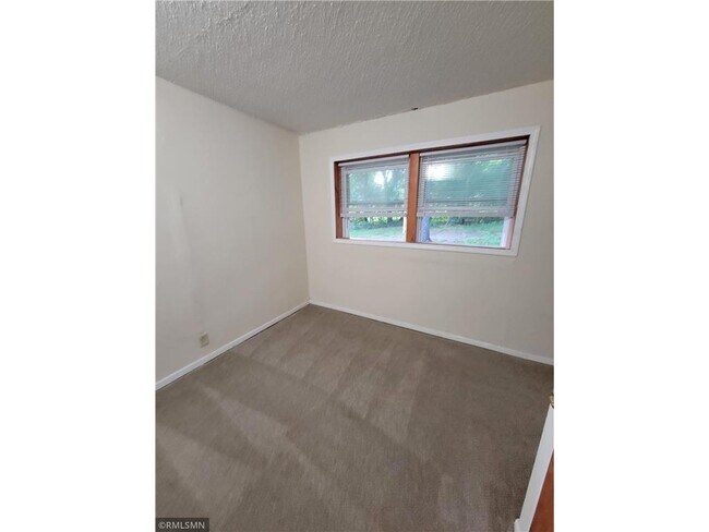 Building Photo - 545 Birchcrest Dr