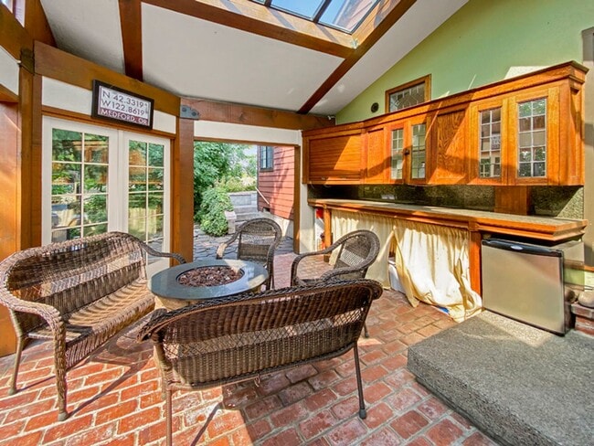 Building Photo - Garfield House: Furnished or Unfurnished, Large private lot across from Golf Course $300 Utility Fee