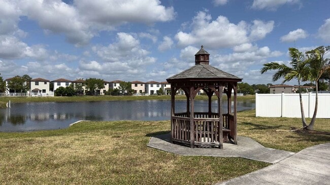 Building Photo - Stylish 3-Bed, 3-Bath Townhouse Oasis in Riviera Beach