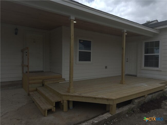 Building Photo - 1702 E Heritage Ave