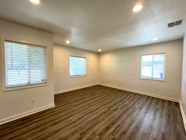 Building Photo - 1629 Kendall Dr