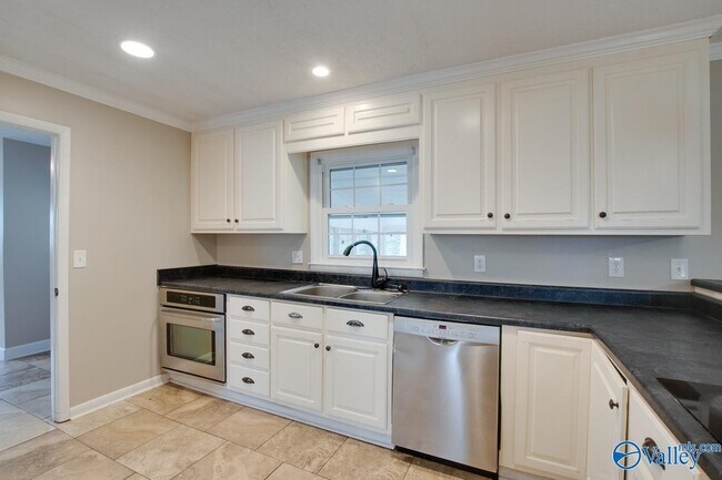 Building Photo - 2107 Edinburgh Dr SW