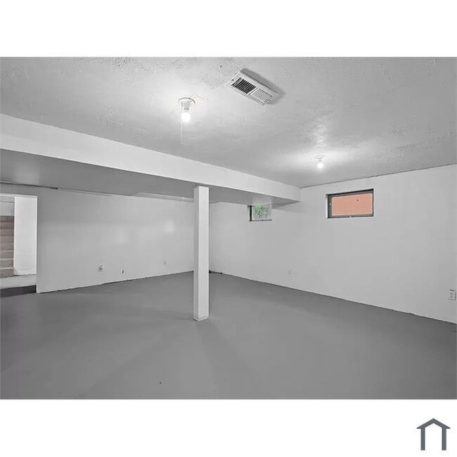 Building Photo - "Charming Updated  3 Bed, 1 Bath Home in B...
