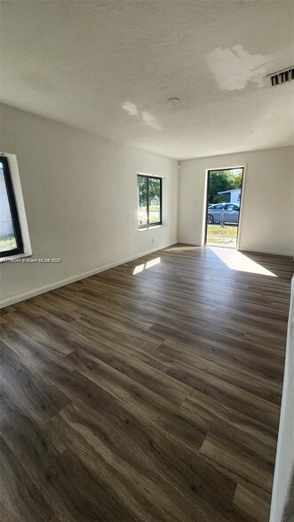 Building Photo - 731 Phippen Waiters Rd