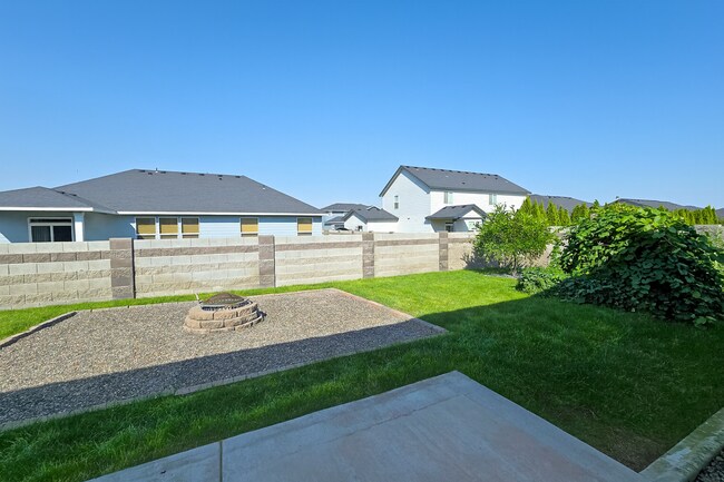 Building Photo - MOVE IN READY! Welcome Home! 3 bed/2 bath ...