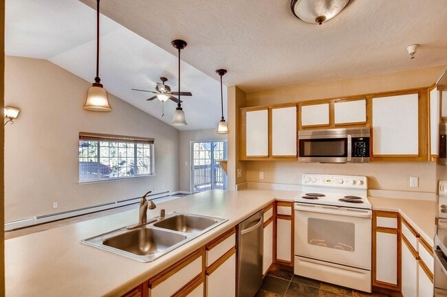Building Photo - Heat included!  1 car garage!  Vaulted Cei...