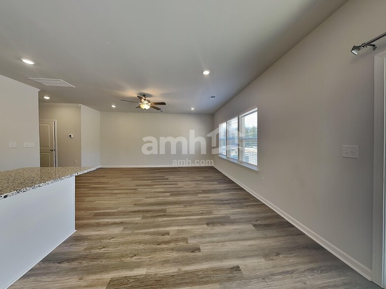 Building Photo - 3984 Zepelin Wy