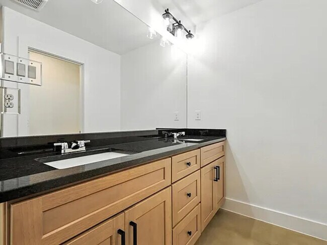 Building Photo - 1004 Branch St