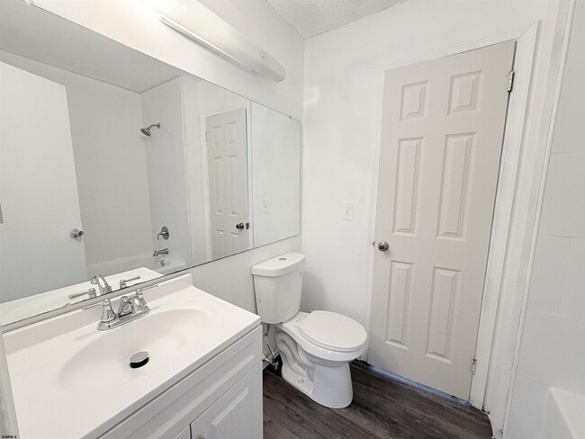 Building Photo - 53 Greenwich Dr