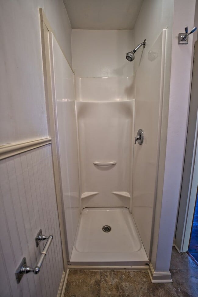 Building Photo - Beautiful 4 Bedroom Farm House