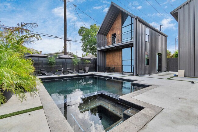Building Photo - 2703 Blodgett St