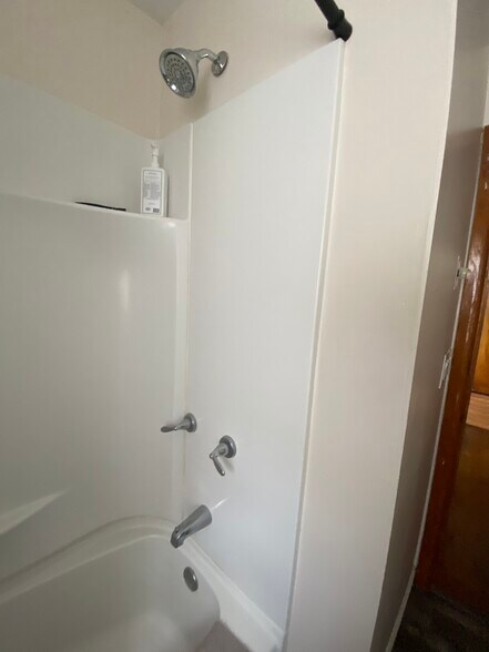 Shower Tub - 216 Dort Ln NW